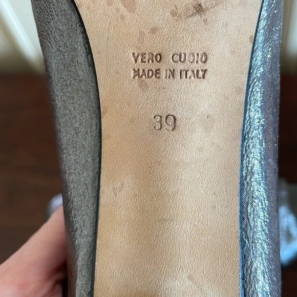 Taryn Rose Metallic Pumps, Size 39 - Picture 9 of 9